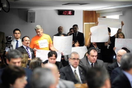 Vai a plenário regulamentação do empregado doméstico Parte da platéia pediu, com cartazes, aprovação do projeto sobre empregado doméstico (Foto: Ag. Senado)