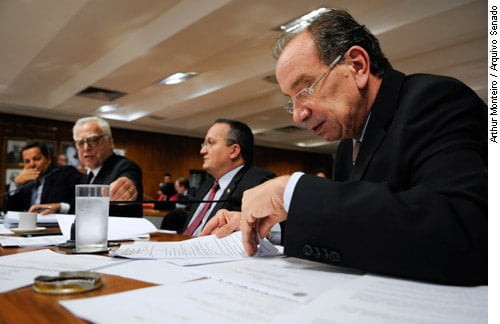 Aloysio ainda quer adequar a regulamentação à Lei de Responsabilidade Fiscal (LRF). Isso porque o Programa de Recuperação Previdenciária dos Empregados Domésticos, criado pelo projeto, prevê a redução de multas, juros e encargos sobre débitos previdenciários, sem falar na redução da alíquota da contribuição previdenciária para o setor.