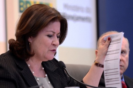 Governo propõe salário mínimo de R$ 722,90 em janeiro Ministra Miriam Belchior, durante explanação sobre o orçamento de 2014 (foto: Agência Brasil)
