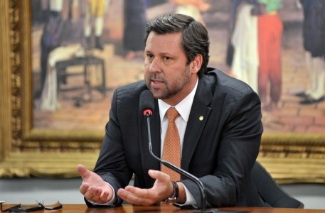 Deputados avaliam banco de horas para domésticos; por enquanto, não pode Deputado Carlos Sampaio, autor da proposta de banco de horas para domésticas (Foto Zeca Ribeiro/Ag. Câmara)