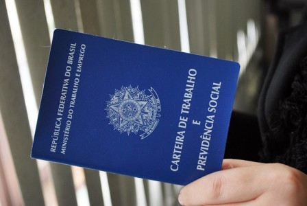 7 de agosto: começam as multas para quem descumprir lei sobre empregado doméstico Anotações na Carteira de Trabalho; um dos itens que podem gerar multa