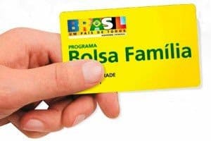 O Bolsa-Família e a empregada doméstica Temendo a perda do benefício, muitas não querem o registro em carteira de sua atuação como empregada doméstica.