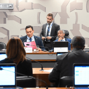 Contribuições previdenciárias a empregados domésticos poderão ser dedutíveis permanentemente do Imposto de Renda, assim como as despesas com saúde e educação. É o que estabelece o Projeto de Lei (PL) 3.015/2019, aprovado nesta quarta-feira (11) na Comissão de Assuntos Sociais (CAS).