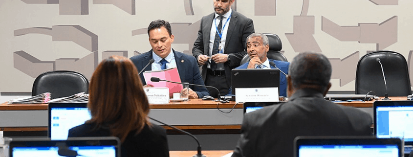 CAS aprova dedução permanente no IR de contribuição por empregado doméstico Contribuições previdenciárias a empregados domésticos poderão ser dedutíveis permanentemente do Imposto de Renda, assim como as despesas com saúde e educação. É o que estabelece o Projeto de Lei (PL) 3.015/2019, aprovado nesta quarta-feira (11) na Comissão de Assuntos Sociais (CAS).